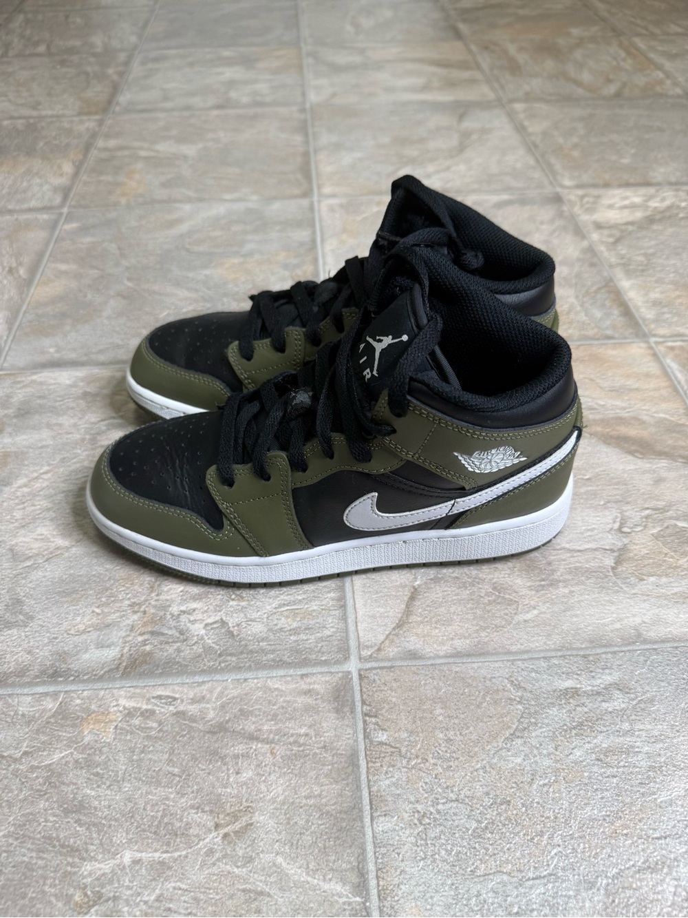 Air Jordan 1 Mid Medium Olive GS Shoe Size 5Y Green DQ8423-092 Preowned - Picture 4 of 8